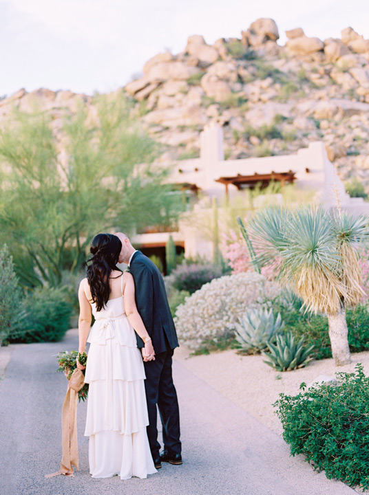 Destination wedding venue in Scottsdale, Arizona. Bride and groom kissing in desert landscape. 