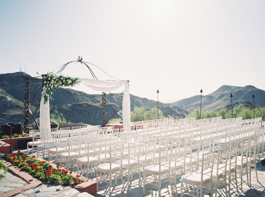 Outdoor wedding ceremony at Different Pointe of View