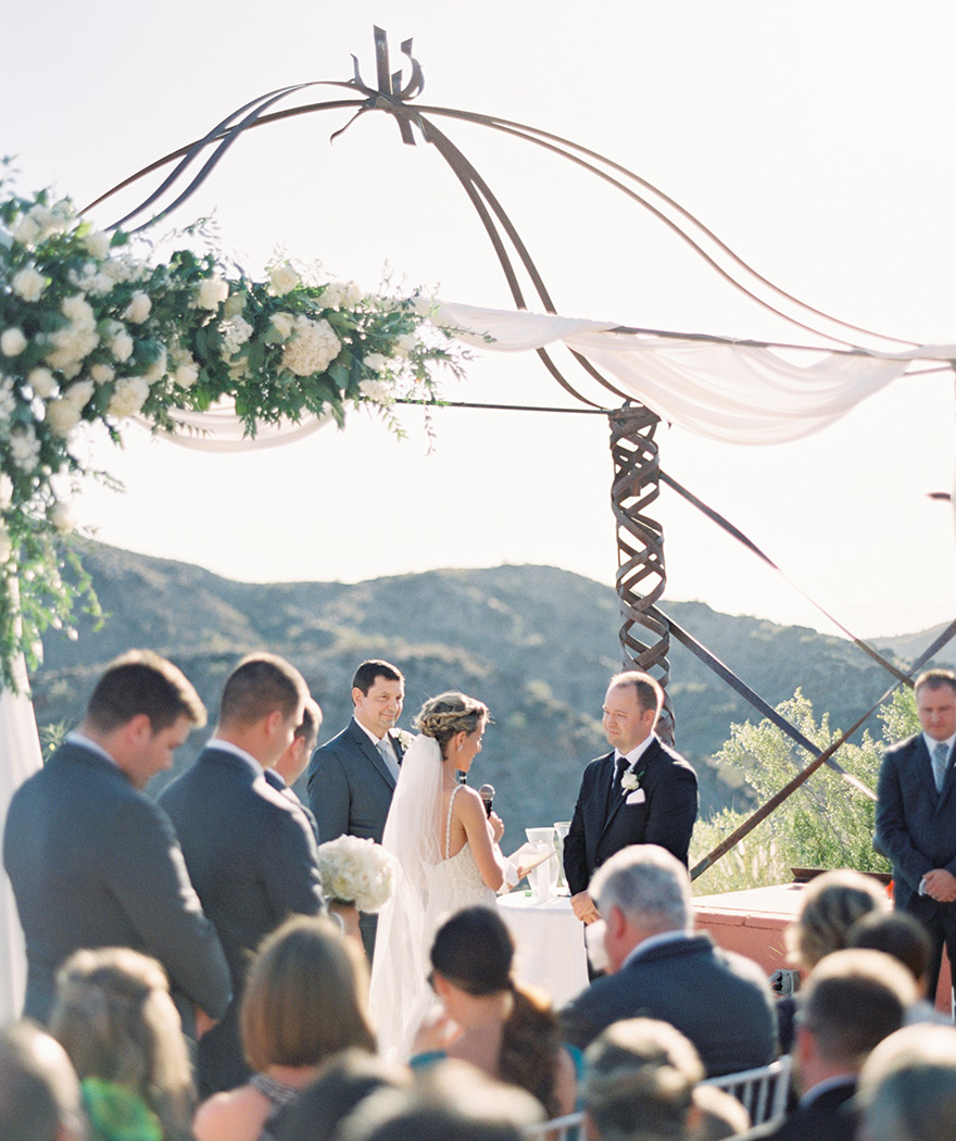 Outdoor wedding ceremony at Different Pointe of View